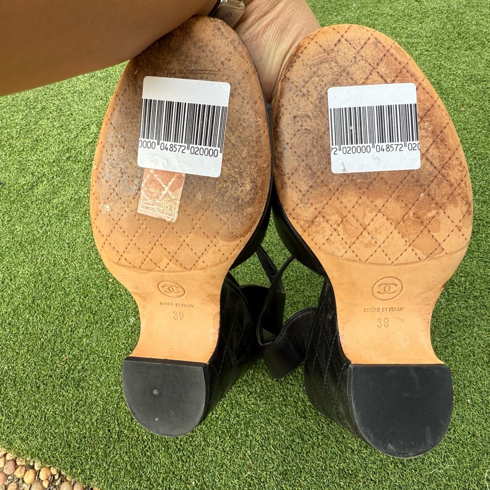 CHANEL Black Leather Sandals with Gold Chain Detail - Picture 8 of 13